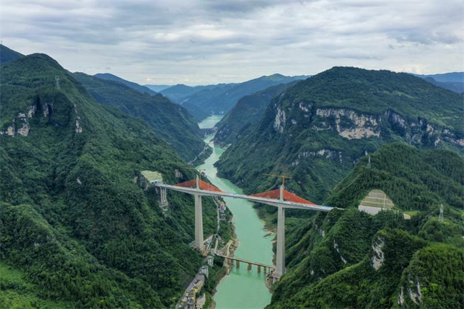 彭水县境内的渝湘复线高速磨寨乌江特大桥建设现场（无人机照片）。新华社记者 刘潺 摄