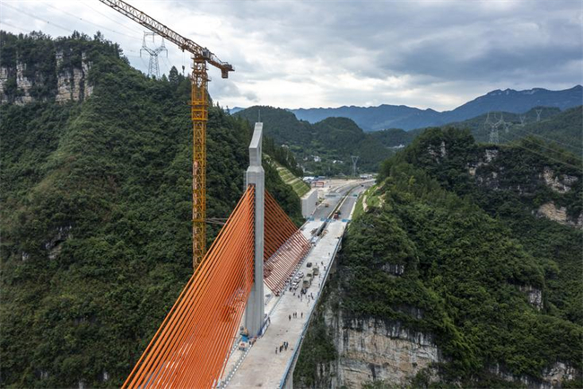 渝湘复线高速磨寨乌江特大桥建设现场（无人机照片）。新华社记者 刘潺 摄