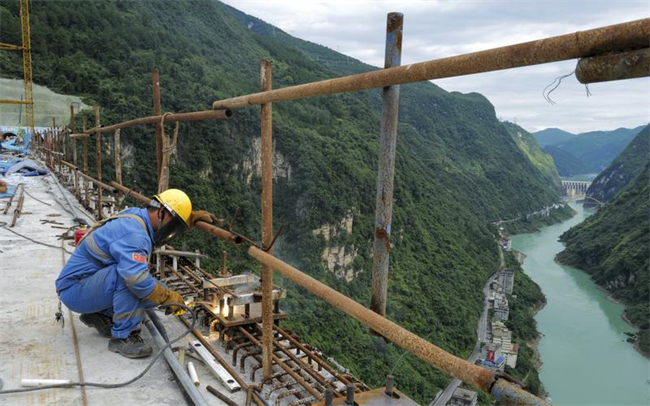 工人在渝湘复线高速磨寨乌江特大桥建设现场施工作业。新华社记者 刘潺 摄