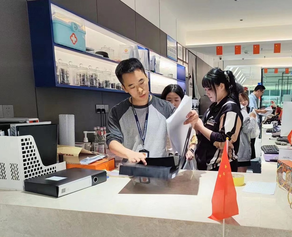 工作中的罗玄。重庆高新区综合执法局供图 华龙网发