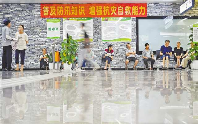 On July 17, citizens enjoying the cool in the cooling area inside the Auditorium Station of CRT Line 10