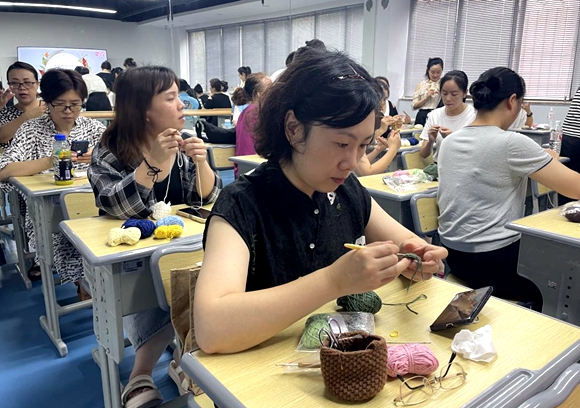 学员们学习钩编技巧。石马河街道供图