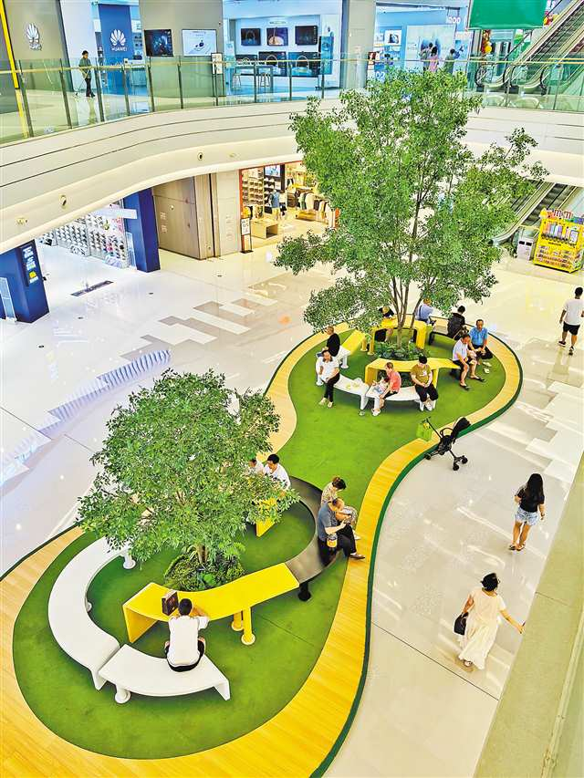 On July 16, citizens cooling off in a shopping mall next to Central Park