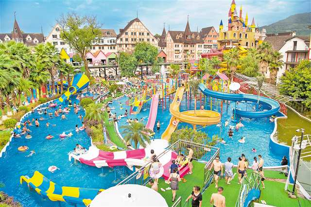 On July 20, a constant stream of visitors enjoying water activities at the Water Park of Mexin Wine Town, Fuling District