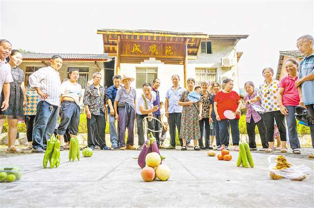 On July 20, villagers were taking part in vegetable lassoing activities in Yonghe Community, Xicheng Sub-district, Nanchuan District