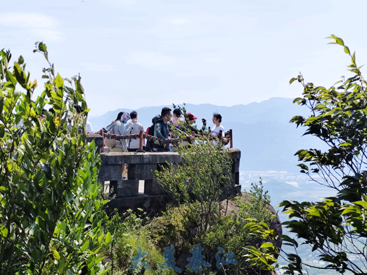 Visitors taking photos at Yangqiao, Gujian Hill (Photographed by Liu Ming)