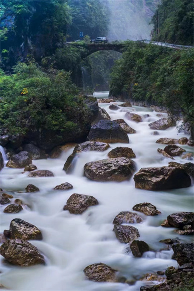 红池大峡谷环线景观，独有的小桥流水。巫溪县文化旅游委供图