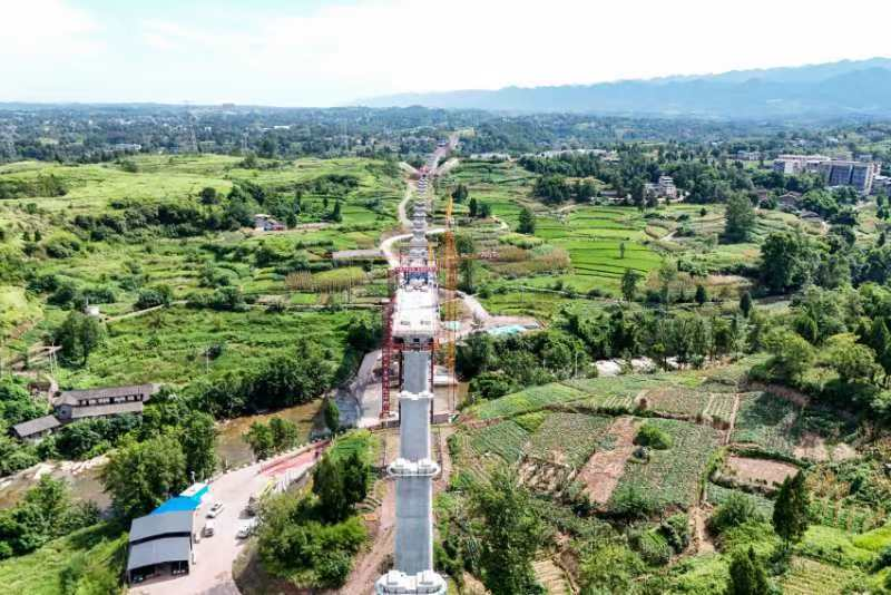 Joining the continuous beam of the first bridge along Ankang-Chongqing Section of Xi’an-Chongqing High-speed Railway (Photo provided by the railway authority)