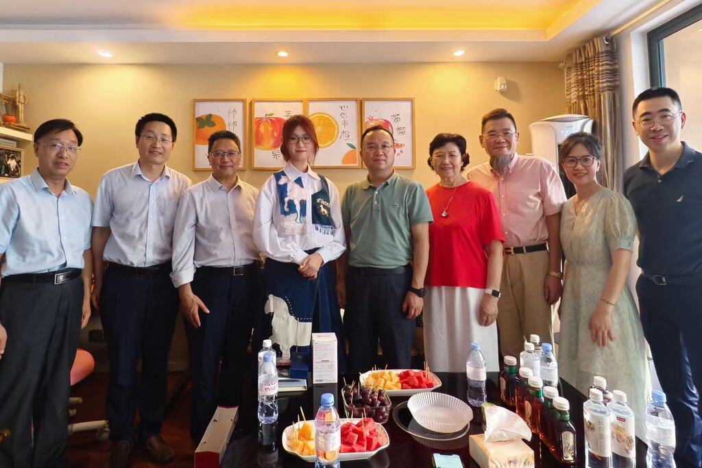 President Lin Wei of SWUPL traveled to Shanghai was visiting Chen Jingfei who has had limited mobility since childhood due to illness along with a number of local alumni in Shanghai including an old alumna (Photo provided by the interviewee)