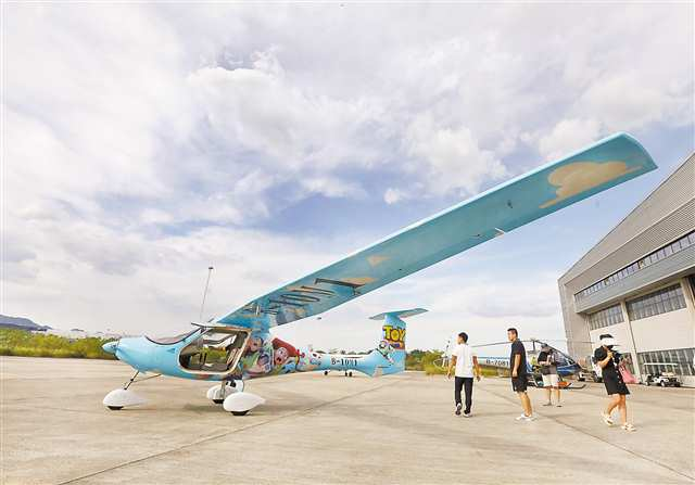 RX1E-A, an electric fixed-wing aircraft, unveiled on July 24 at Chongqing Longxing Airport (Photographed by Luo Bin / Visual Chongqing)