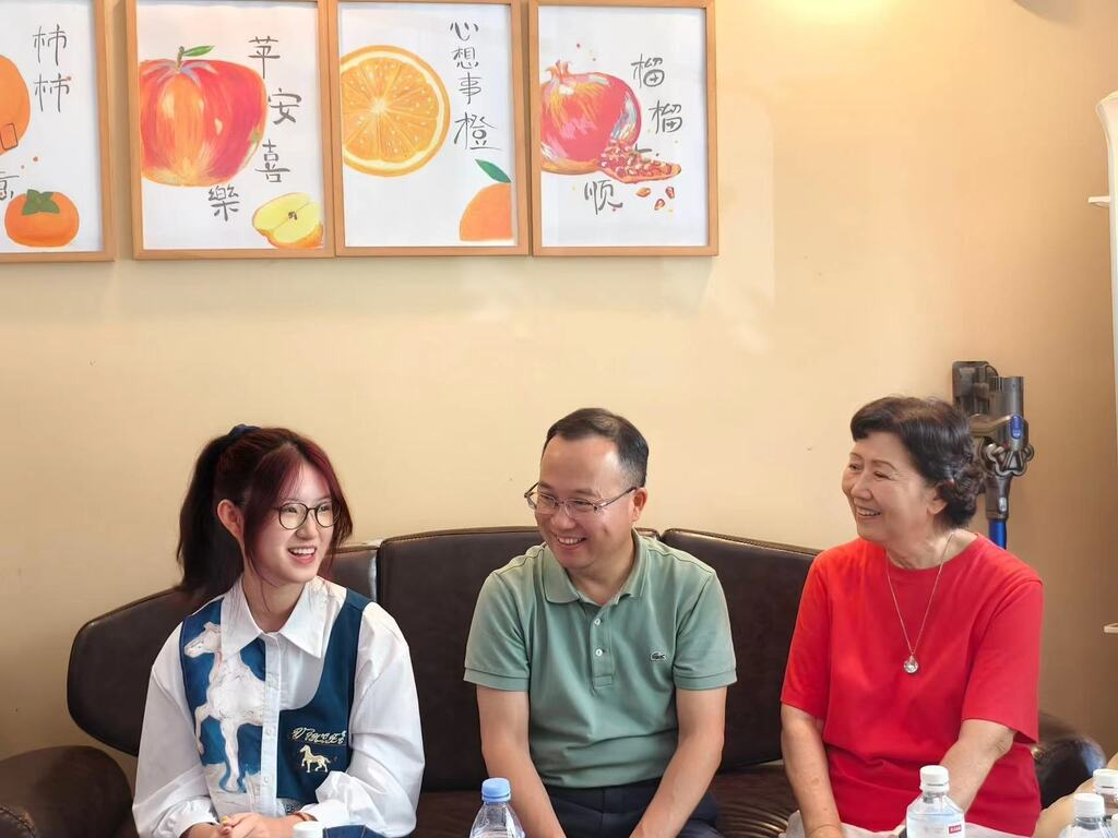 President Lin Wei of SWUPL traveled to Shanghai was visiting Chen Jingfei who has had limited mobility since childhood due to illness along with a number of local alumni in Shanghai including an old alumna (Photo provided by the interviewee)