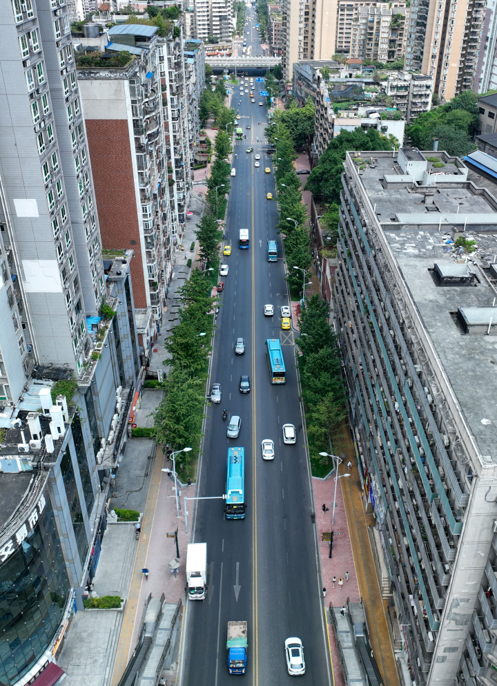 已拆除隔离护栏的直港大道。记者 周邦静 摄