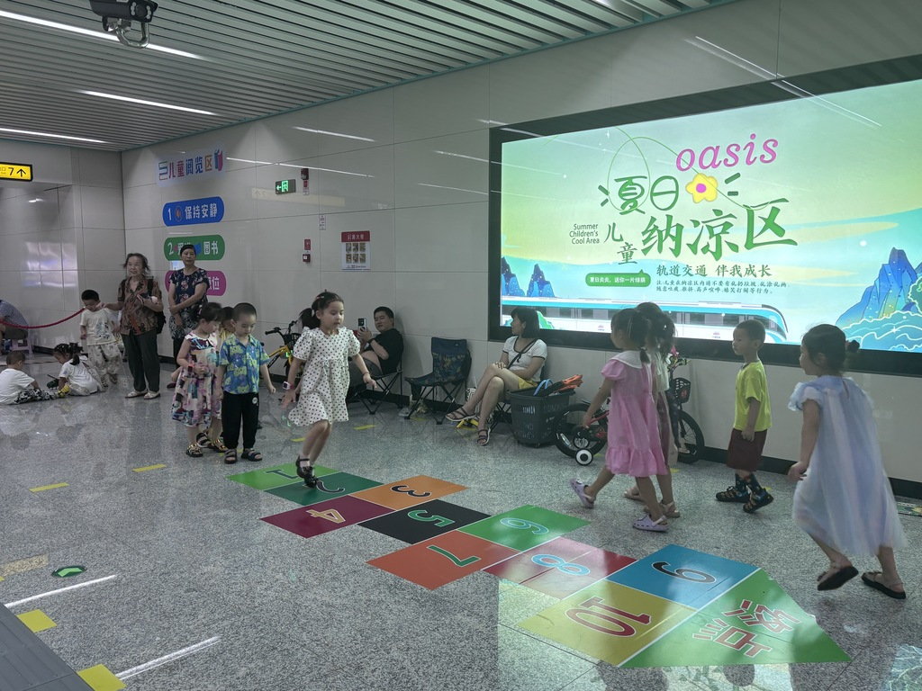 Children playing in the cooling area for children