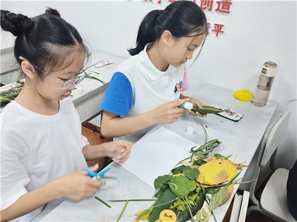 学员利用树叶制作手工画。白马社区供图