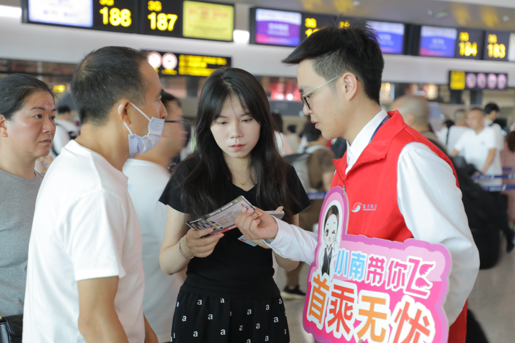 重庆航空团员青年志愿者接受旅客咨询。资料图