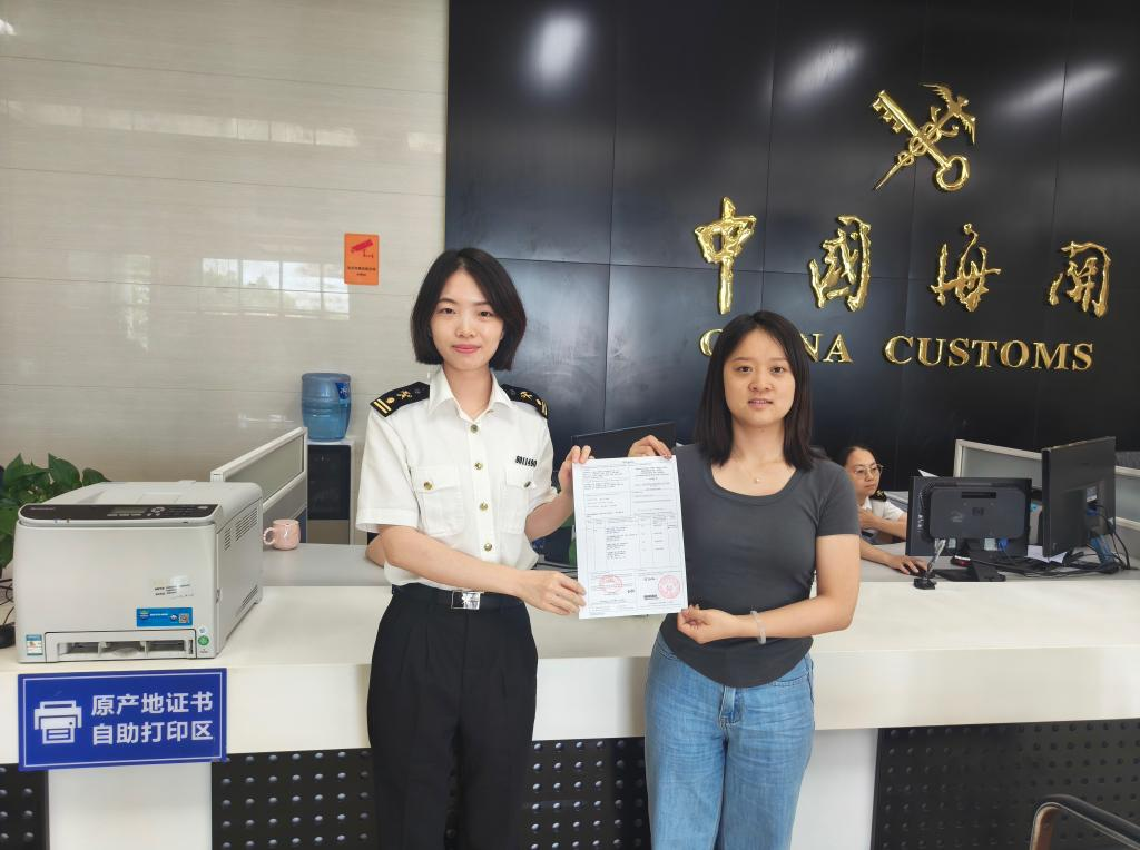 Customs officers from Chongqing Xiyong Customs issued the certificates of origin for enterprises. (Photo provided by Chongqing Customs)