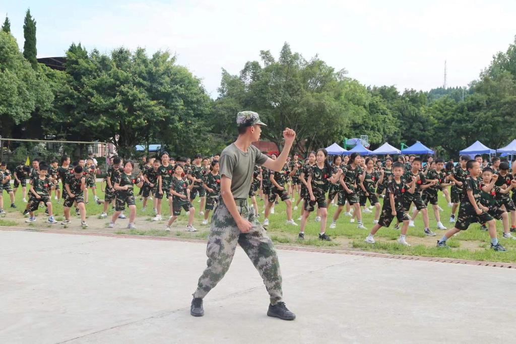 教官带领学员们学习军体拳。潼南区委宣传部供图  华龙网发