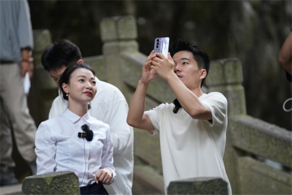 董宇辉观赏天生三桥美景。武隆区文化旅游委供图 华龙网发