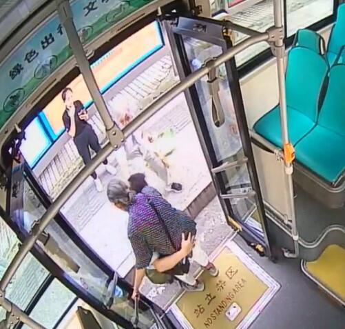 公交驾驶员刘谭飞抱老人下车。视频截图