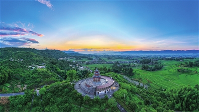 清晨的安胜镇龙印村，在霞光的映衬下，瑞丰亭、稻田、青山相依相伴，好不曼妙。记者 熊伟 摄