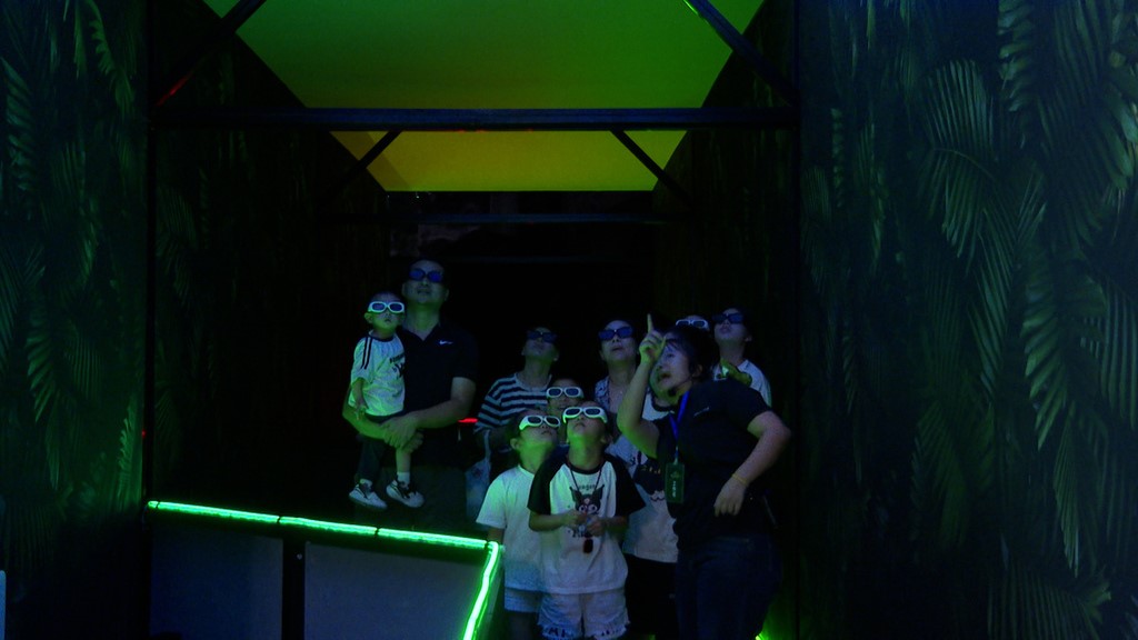 Visitors immersed in the hologram zoo (Photographed by Tian Jinshen)