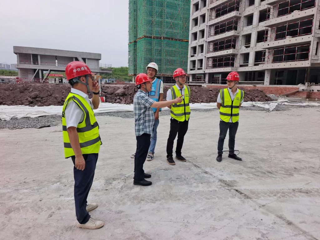 徐生(左二)在现场进行安全监督工作。两江新区建设管理事务中心供图 华龙网发