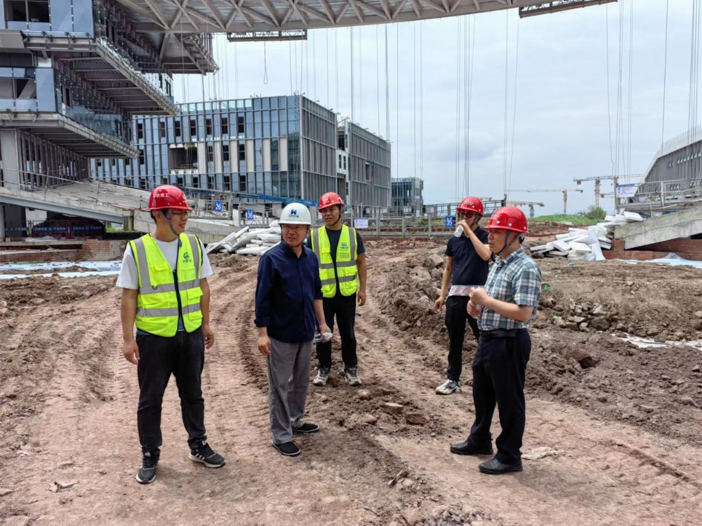 徐生(右一)在现场进行安全监督工作。两江新区建设管理事务中心供图 华龙网发