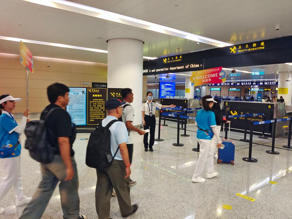 重庆江北机场海关关员保障入境旅客快速通关。重庆海关供图