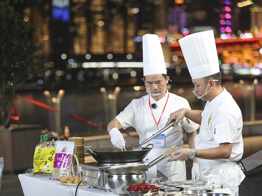 烹饪大师正在制作美食。华龙网首席记者 李文科 摄