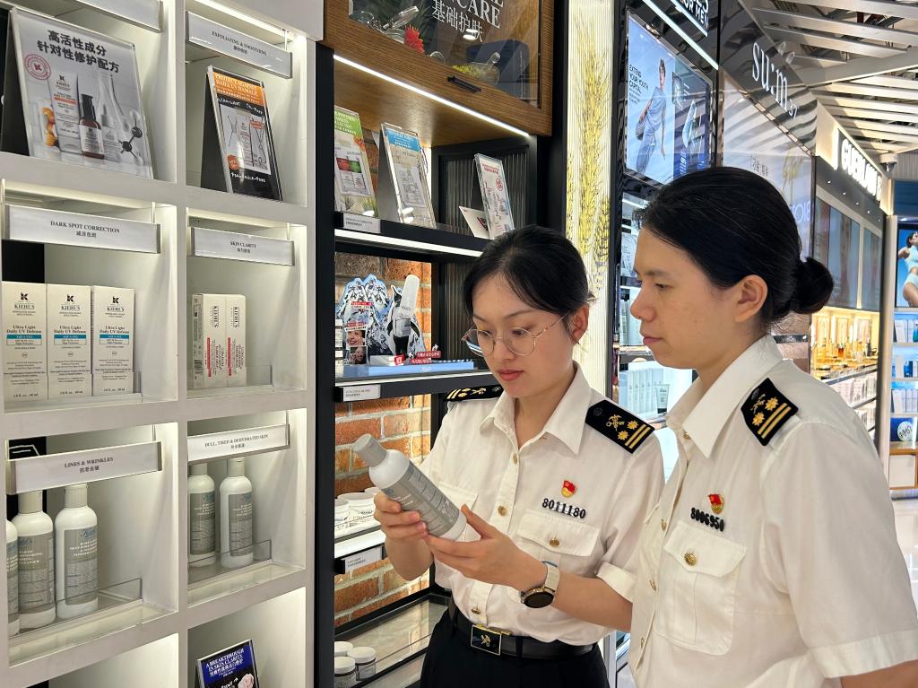 重庆江北机场海关关员对免税商品进行查验。重庆海关供图