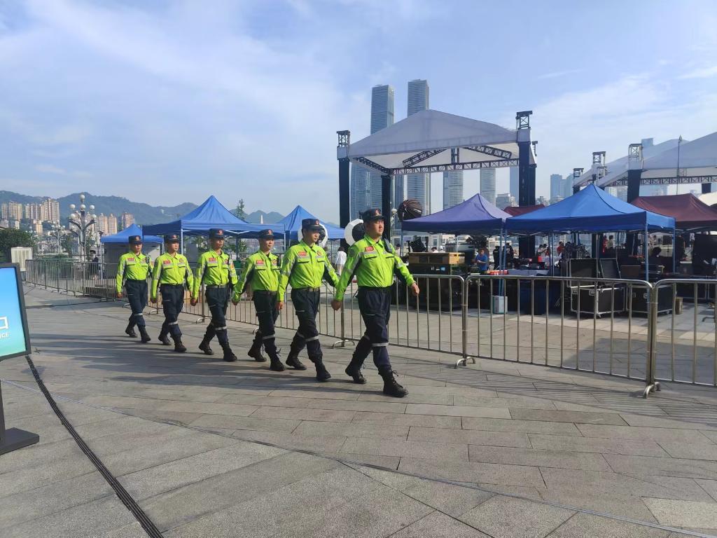 应急救援队员在活动现场开展巡查巡护。南岸区应急管理局供图 华龙网发