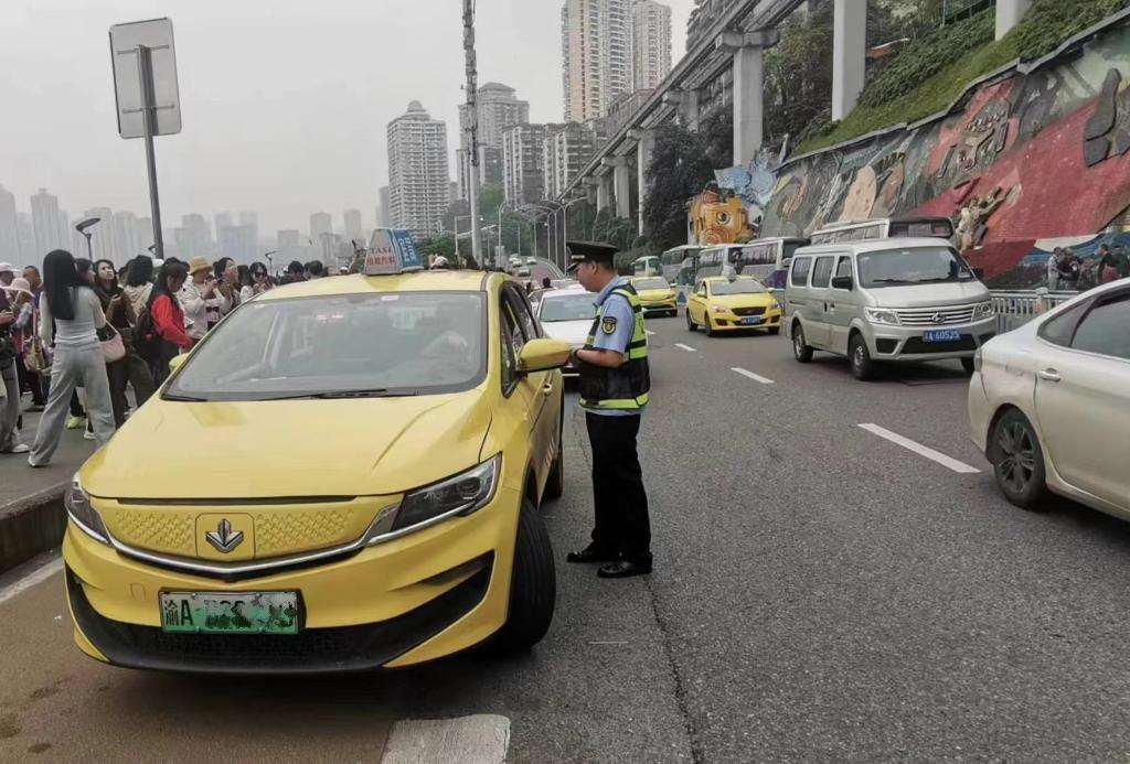 执法队员加强对热门区域的巡查。重庆交通执法部门供图
