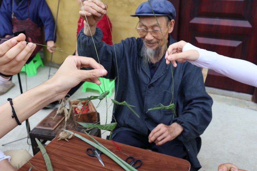 学生们正在体验棕编非遗技艺。受访单位供图