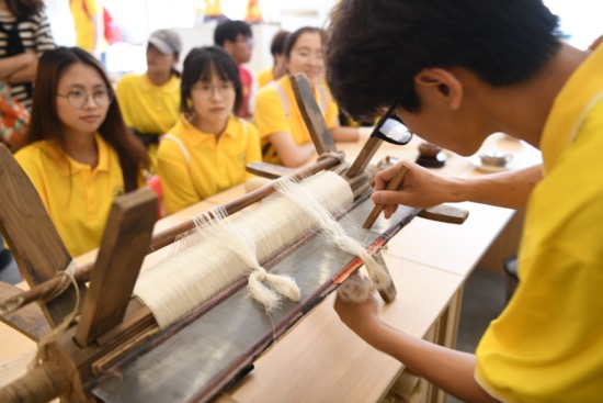 学生们正在参观夏布制作。受访单位供图