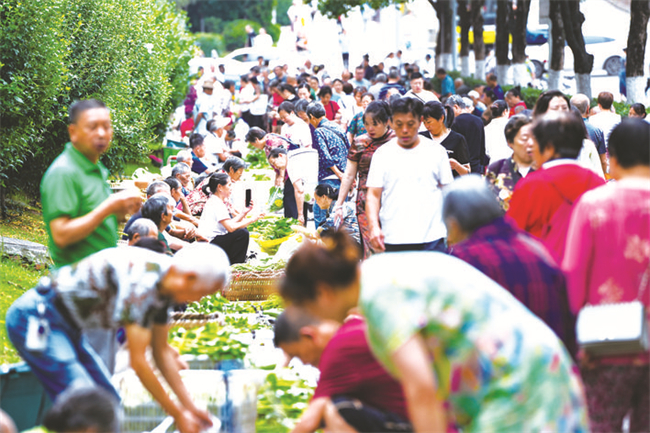 “潮汐”摊位前人头攒动。万州时报记者 黄建桦 摄