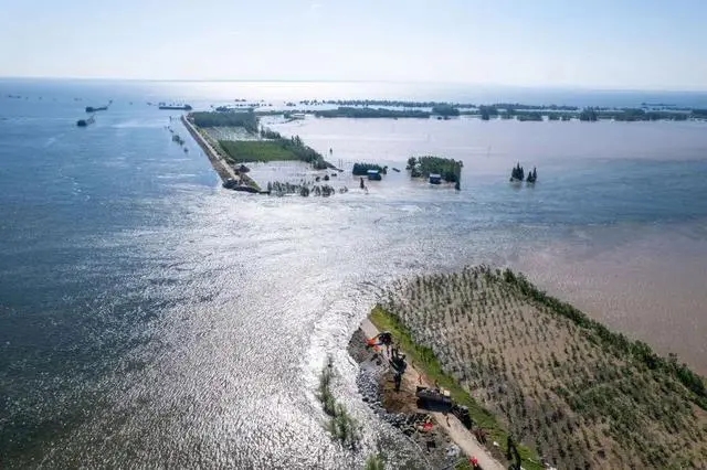 7月6日，湖南省岳阳市华容县团洲垸洞庭湖大堤决口现场。图源：新华社