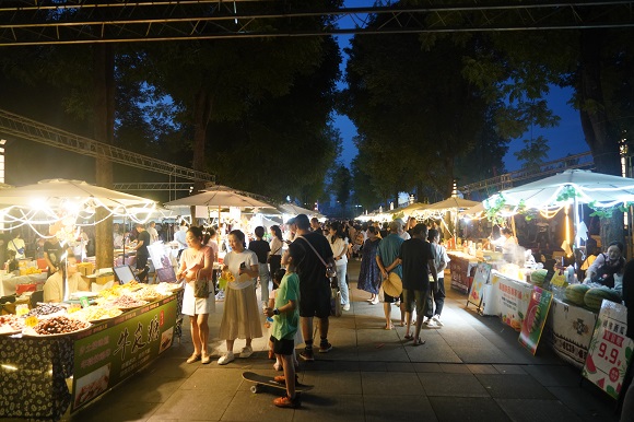 市民游客们在消费节夜市游览。通讯员 齐宏 摄