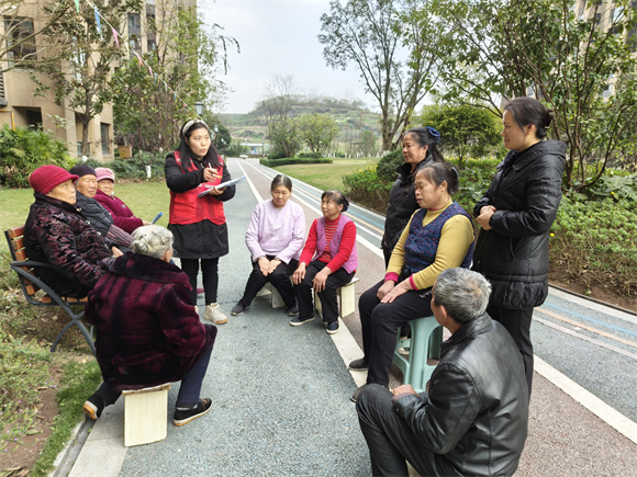 日常巡查走访，收集群众意见建议。圣泉街道供图