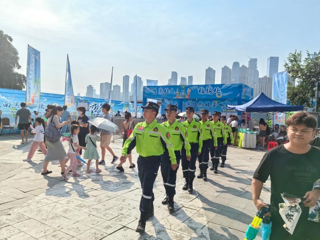 应急救援队员在活动现场开展巡查巡护。南岸区应急管理局供图 华龙网发