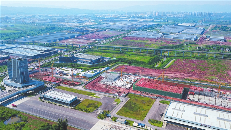 重庆永川综合保税区第二期工程建设项目施工现场。渝西都市报记者  刘灿  摄