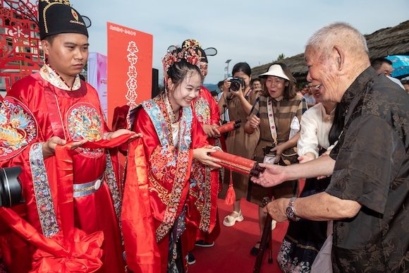 金婚老人为新人送上祝福。主办方供图