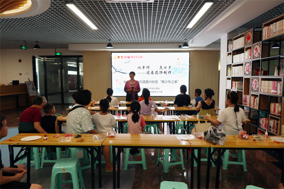 “比手巧 慶七夕”團(tuán)扇花飾制作活動(dòng)。龍溪街道辦事處供圖 華龍網(wǎng)發(fā)