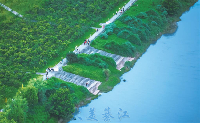 Citizens strolling along the Qijiang River (Photo provided by Qijiang Converged Media Center)