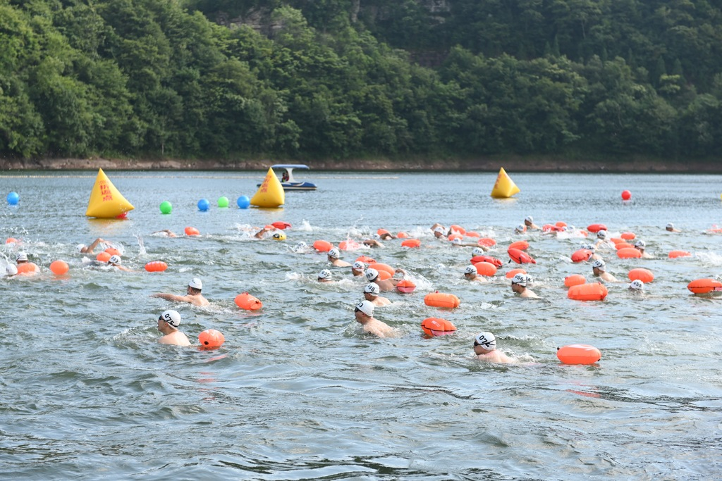 Swimmers during competition process (Photo provided by Chongqing Society Sports Guidance Center)