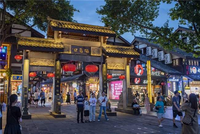 Visitors attracted by vibrant night scenes to experience the charm of the ancient town (Photo provided by Shapingba Converged Media Center)