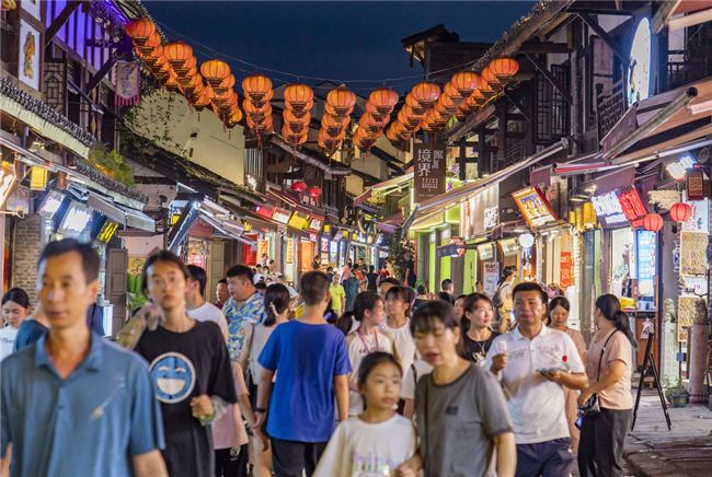 Visitors filling a street of Ciqikou Ancient Town (Photo provided by Shapingba Converged Media Center)