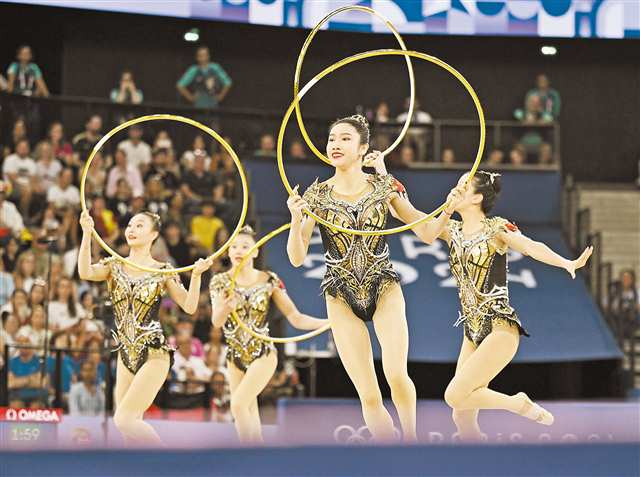 On August 10, Ding Xinyi (the second girl from the left) and her teammates were competing; and on the same day, Chinese team won the championship in the team all-around final of the artistic gymnastics at Paris Olympics (Photographed by Cheng Min / Xinhua News Agency)