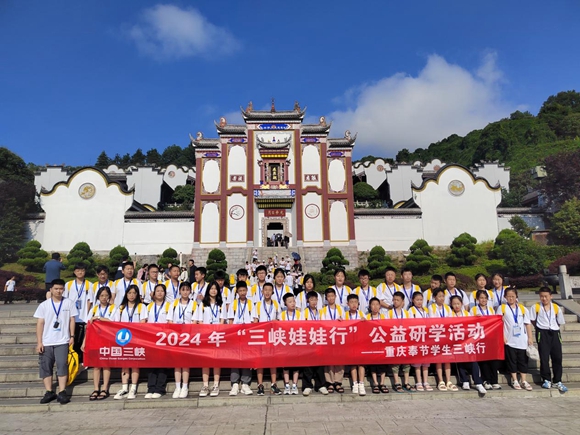 参观屈原祠。奉节县委宣传部供图