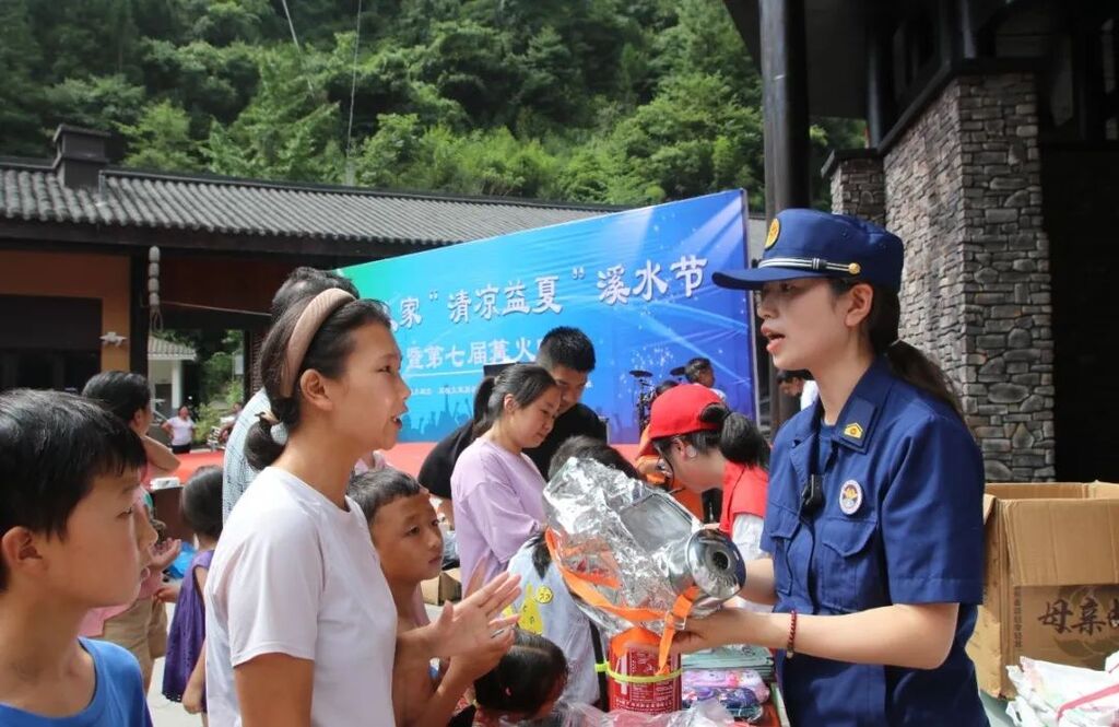 石柱消防宣传人员向景区游客宣讲防火知识。