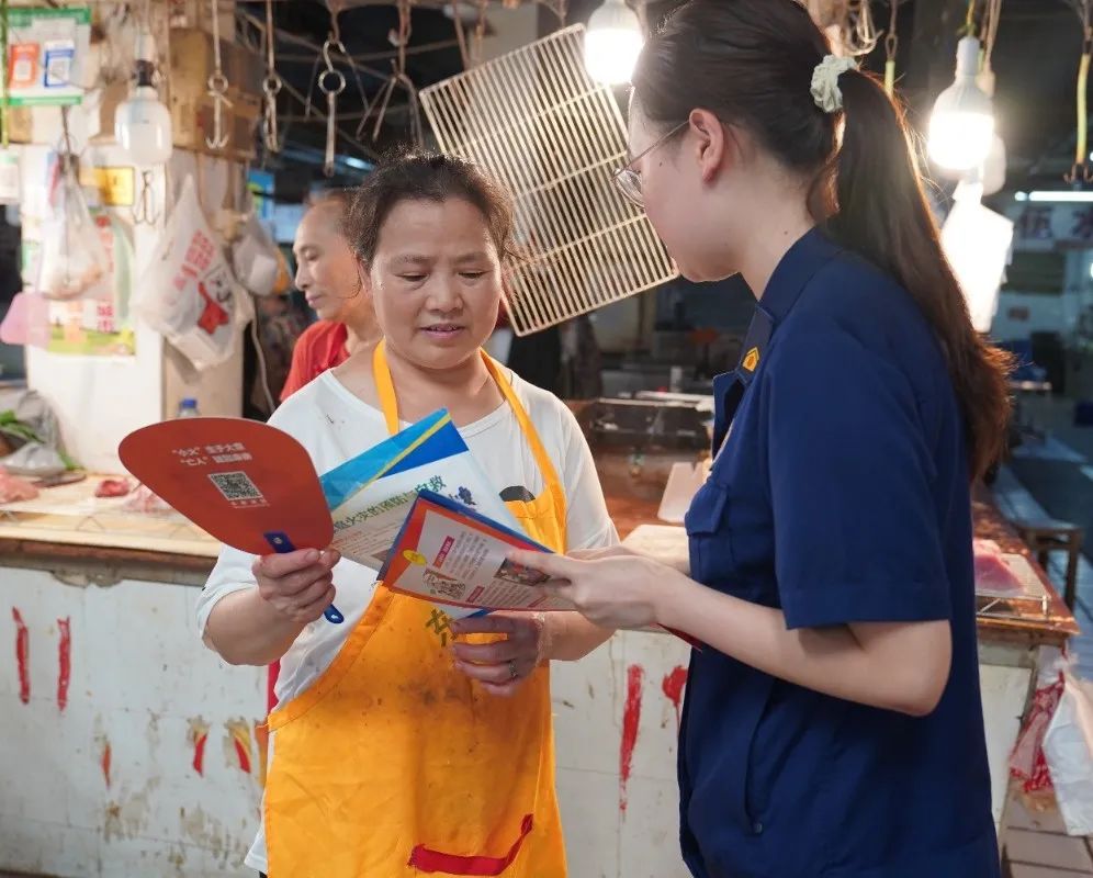 丰都消防宣传人员向菜市场商户普及安全知识。重庆市消防救援总队供图 华龙网发